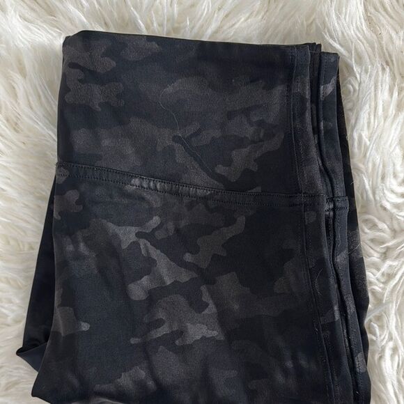 SPANX Faux Leather Black Camouflage Leggings Size XL - Picture 9 of 10